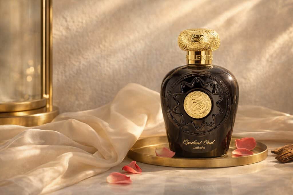 Parfum oriental sur une coiffeuse élégante, lumière dorée, soie ivoire, laiton et pétales de rose